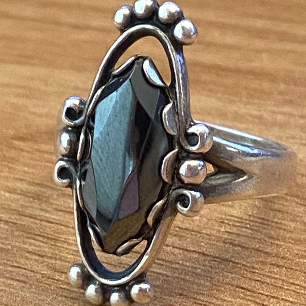 Beautiful hematite 925 sterling silver native American ring. Bell trading post.